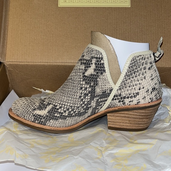 Sofft Cream Snake-Embossed Abena Leather Bootie Women’s Size 6 Medium NEW - Picture 4 of 9